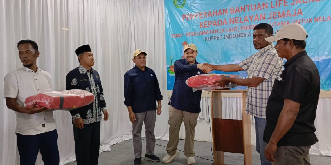 KUFPEC Bagikan Life jacket kepada Nelayan Jemaja