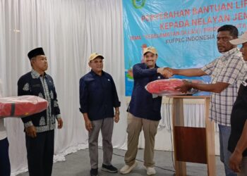 KUFPEC Bagikan Life jacket kepada Nelayan Jemaja