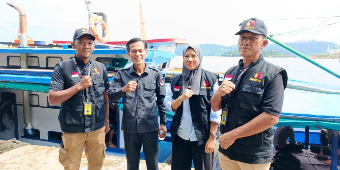 Ketua Bawaslu Kabupaten Kepulauan Anambas Jupri Budi Berama Ketua Panwascam Jemaja, Jemaja Timur dan Jemaja Barat Saat lakukan Pengawasan Pendistribusian Logistik Kotak suara tujuan Pulau Jemaja