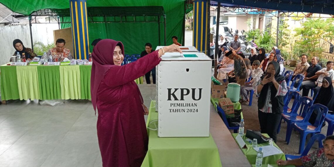Calon Wali Kota Rahma Coblos di TPS 34, Sapa Warga Sekitar dengan Akrab