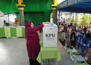 Calon Wali Kota Rahma Coblos di TPS 34, Sapa Warga Sekitar dengan Akrab