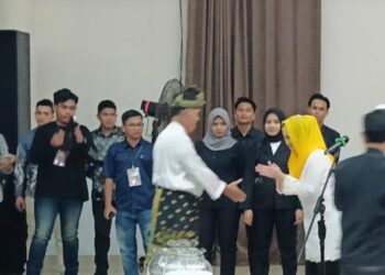 Menjaga Kedamaian di Tengah Suhu Pilkada Natuna 2024, Pasangan 02 Siswandi-Huda Sapa Pasangan 01 di Arena Debat Publik