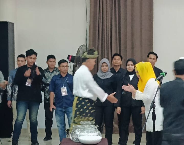 Menjaga Kedamaian di Tengah Suhu Pilkada Natuna 2024, Pasangan 02 Siswandi-Huda Sapa Pasangan 01 di Arena Debat Publik