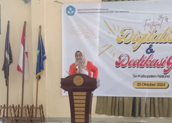 Pjs Bupati Natuna Dr. Rika Azmi, S.STp, saat membuka kegiatan Balai Layanan Platform Teknologi (BLPT) Pusdatin Kementerian Pendidikan, Kebudayaan, Riset, dan Teknologi (Kemdikbudristek) bekerja sama dengan Duta Teknologi Provinsi Kepulauan Riau menggelar Festival Digitalisasi dan Dedikasi Guru di Aula SMA Negeri 2 Bunguran Timur, Natuna