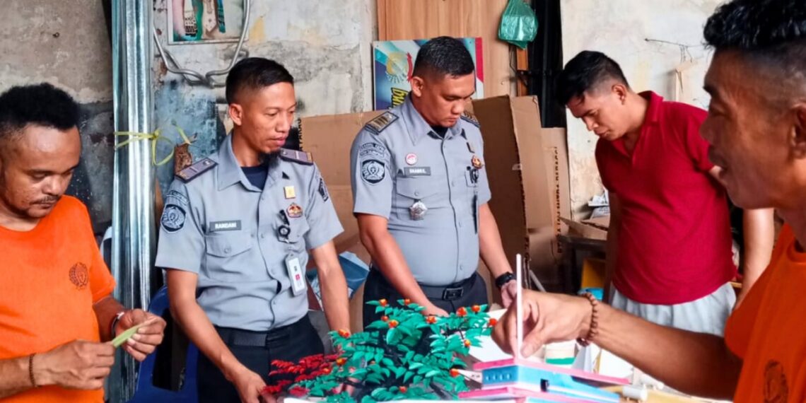 WBP Rutan Kelas I Tanjungpinang Tunjukkan Kreativitas dengan Karya Miniatur Kapal Layar dari Barang Bekas