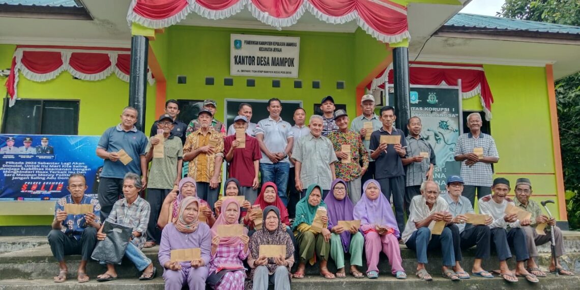 Kades Mampok Kembali Salurkan Bantuan BLT-DD di Akhir Tahun 2024