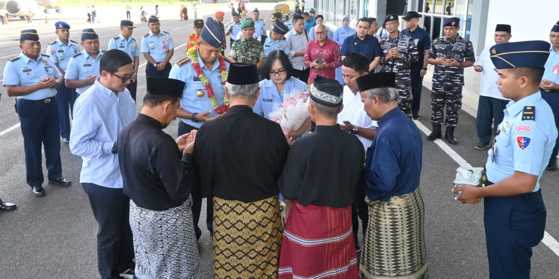 Tiba di Natuna, Danlanud RSA yang Baru Disambut dengan Prosesi Adat