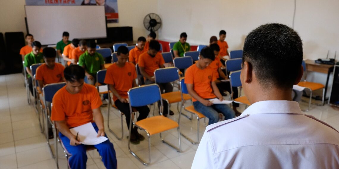 Warga Binaan Rutan Kelas I Tanjungpinang Ikuti UTS Pendidikan Kesetaraan
