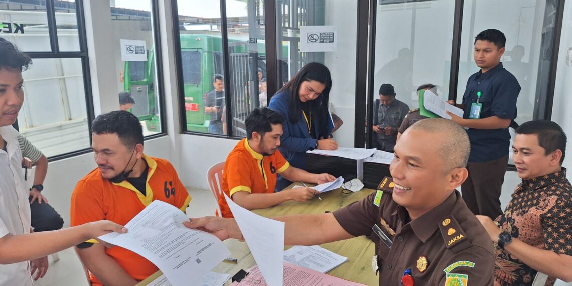 Tim JPU Kejati Kepri Terima Penyerahan 12 Tersangka dan Barang Bukti Kasus Narkotika