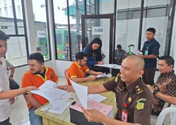 Tim JPU Kejati Kepri Terima Penyerahan 12 Tersangka dan Barang Bukti Kasus Narkotika