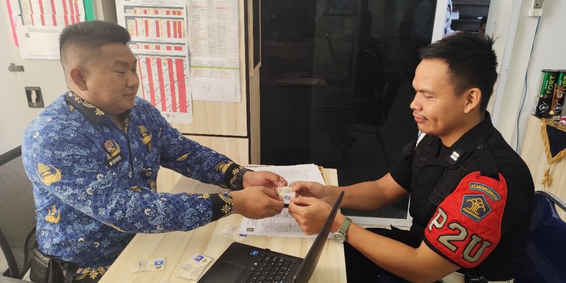 71 Pegawai Rutan Kelas I Tanjungpinang Resmi Terima KTA Polsus