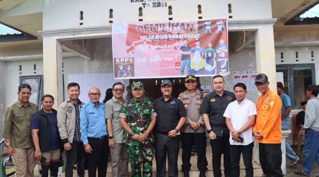 Ketua DPRD Natuna, Rusdi bersama Forkopimda Natuna saat melakukan peninjauan tempat pemungutan suara dalam rangka Pemilu Kada Kabupaten Natuna