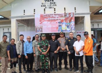 Ketua DPRD Natuna, Rusdi bersama Forkopimda Natuna saat melakukan peninjauan tempat pemungutan suara dalam rangka Pemilu Kada Kabupaten Natuna