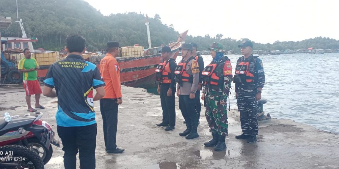 TNI-Polri, Basarnas dan Masyarakat Bersama-sama Cari Nelayan Hilang di Perairan Pulau Serasan