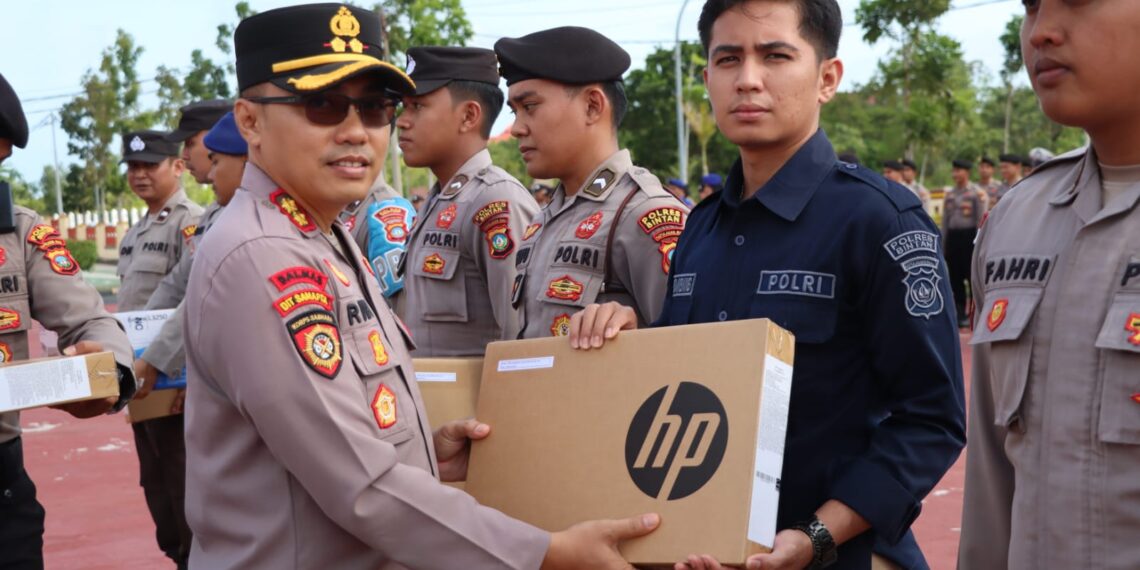 Kapolres Bintan Berikan Penghargaan kepada Personel Berprestasi