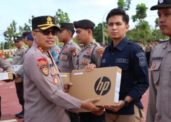 Kapolres Bintan Berikan Penghargaan kepada Personel Berprestasi