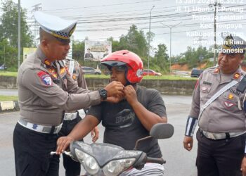 Satlantas Polres Bintan Bagikan Helm Gratis untuk Tingkatkan Keselamatan Berkendara