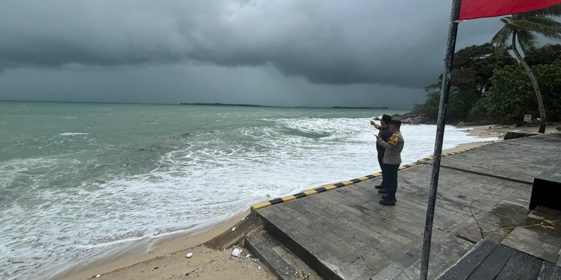 Bhabinkamtibmas Desa Teluk Bakau Berikan Himbauan Kamtibmas dan Antisipasi Kemunculan Buaya di Pesisir Pantai