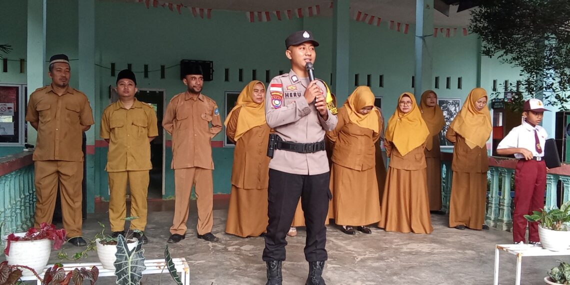 Bhabinkamtibmas Desa Teluk Bakau Jadi Inspektur Upacara di SD 003 Gunung Kijang, Berikan Himbauan Kamtibmas