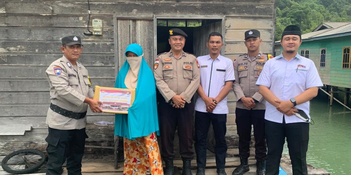 Berbagi Kasih, Aipda Marulam Siahaan Serahkan Bantuan Kepada Warga Penerima Manfaat