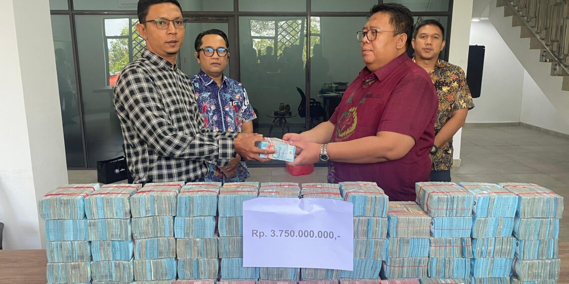 Tersangka Korupsi PNBP Jasa Penundaan Kapal di Batam Kembalikan Rp 3,75 Miliar ke Kejati Kepri