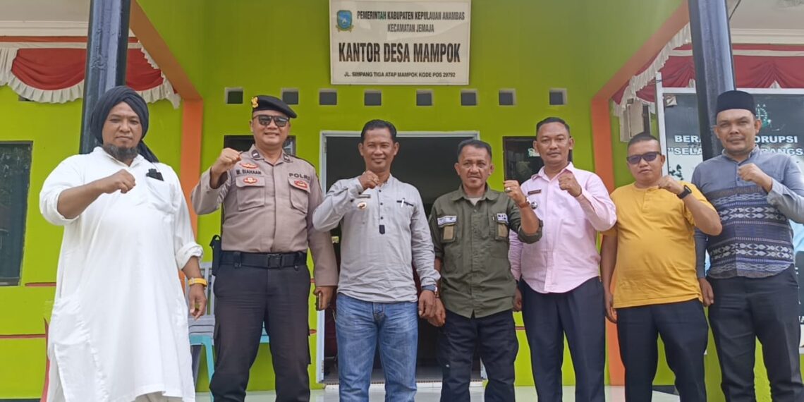 Jum’at Berbagi, 2 Warga Desa Mampok Terima Bantuan