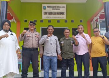 Jum’at Berbagi, 2 Warga Desa Mampok Terima Bantuan
