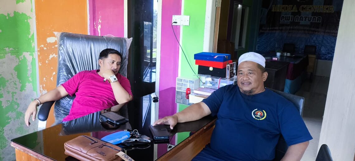Muhammad Rapi, Ketua PWI Natuna, Ramayulis Piliang, Ketua DK PWI Natuna saat berdiskusi di Kantor PWI Natuna