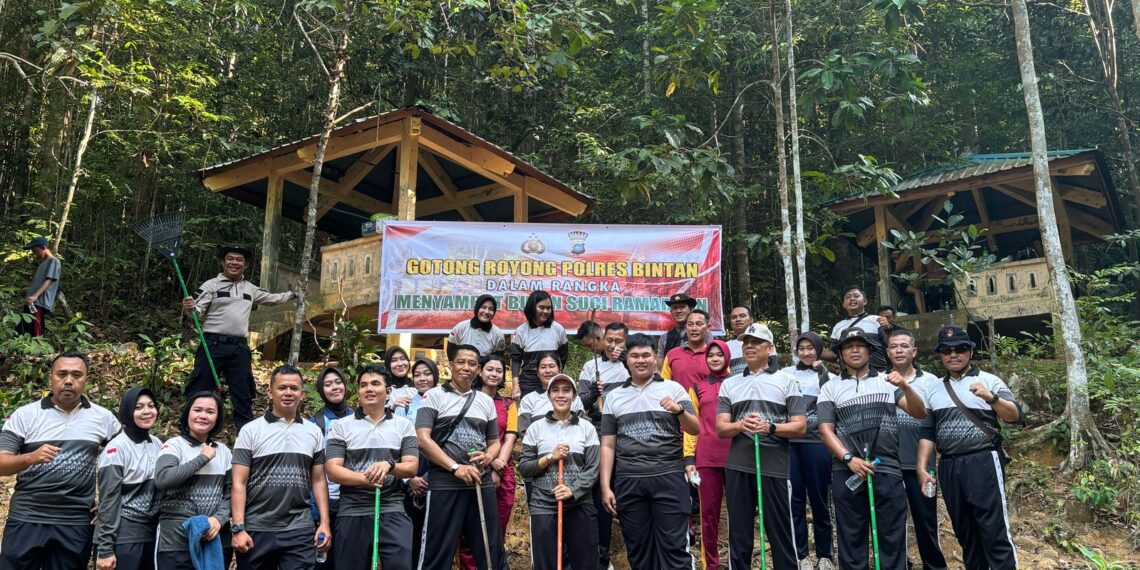 Kapolres Bintan Ajak Personel Lakukan Pendakian Gunung Lengkuas untuk Jaga Kebugaran