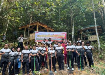 Kapolres Bintan Ajak Personel Lakukan Pendakian Gunung Lengkuas untuk Jaga Kebugaran