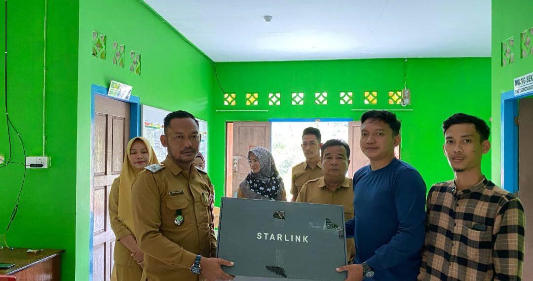 Kades Rewak Terima Starlink Dari Ketua HPN 2025