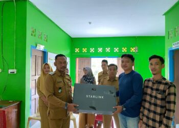 Kades Rewak Terima Starlink Dari Ketua HPN 2025