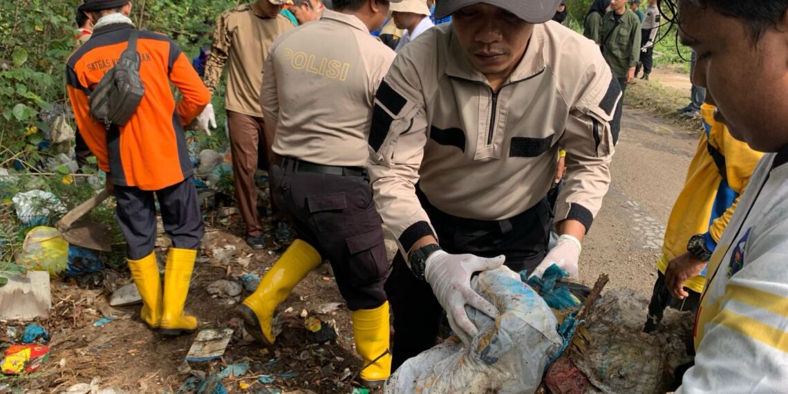 Polsek Bintan Utara dan Masyarakat Gelar Gotong Royong dan Penanaman Pohon Peringati Hari Peduli Sampah Nasional