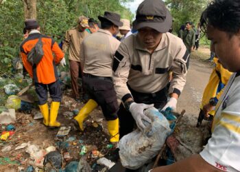 Polsek Bintan Utara dan Masyarakat Gelar Gotong Royong dan Penanaman Pohon Peringati Hari Peduli Sampah Nasional