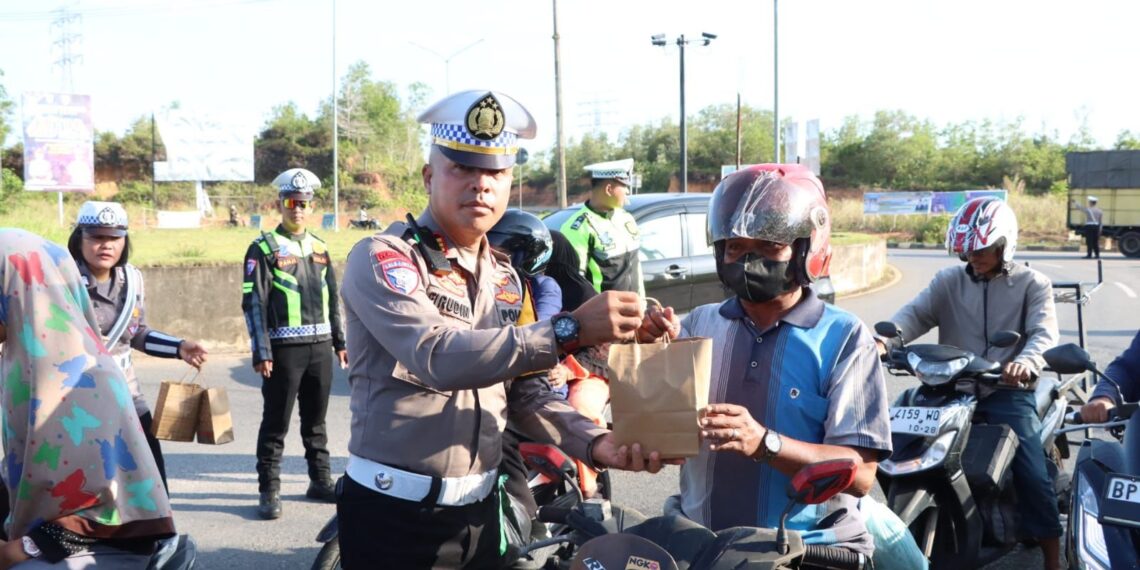 Polres Bintan Bagikan Takjil Gratis di Hari Ketiga Ramadhan 1446 H