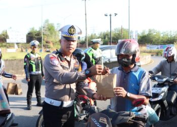 Polres Bintan Bagikan Takjil Gratis di Hari Ketiga Ramadhan 1446 H
