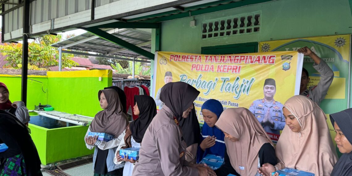 Polsek Tanjungpinang Barat Berbagi Takjil di Panti Asuhan Putri Muhammadiyah