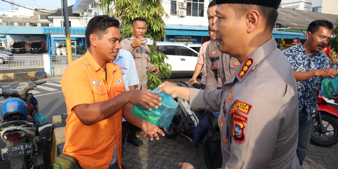 Polresta Tanjungpinang Bagikan Takjil di Pelabuhan Sri Bintan Pura