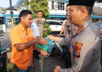 Polresta Tanjungpinang Bagikan Takjil di Pelabuhan Sri Bintan Pura