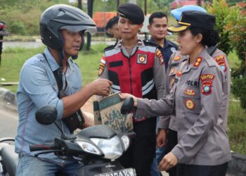Polres Bintan dan Mahasiswa Bagikan Takjil Gratis di Toapaya Selatan