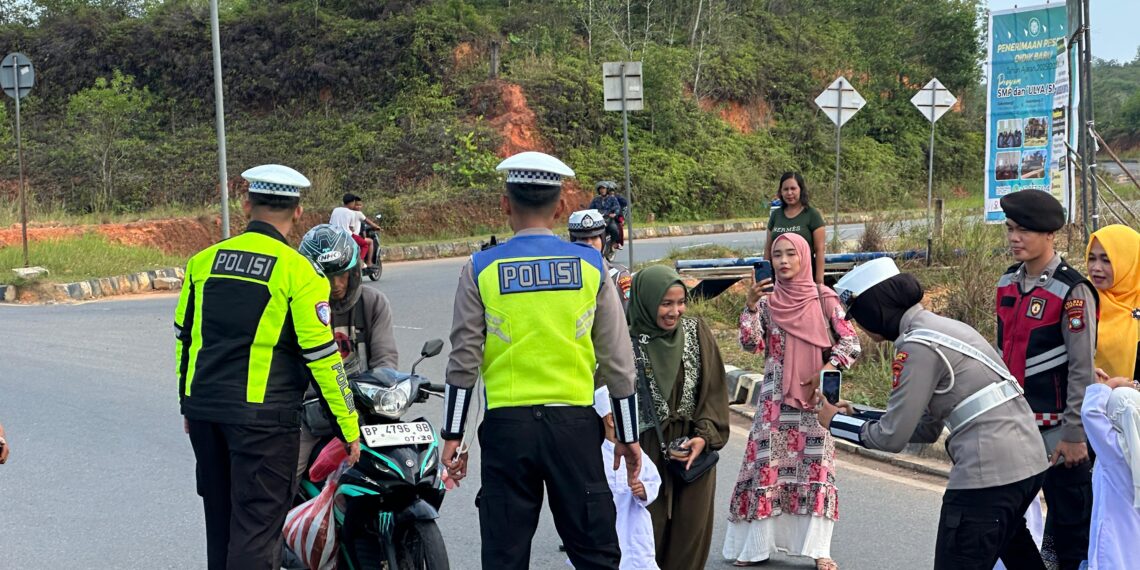 Kapolres Bintan Bagikan Takjil dan Santunan kepada Anak-Anak TK Negeri 3 Pembina