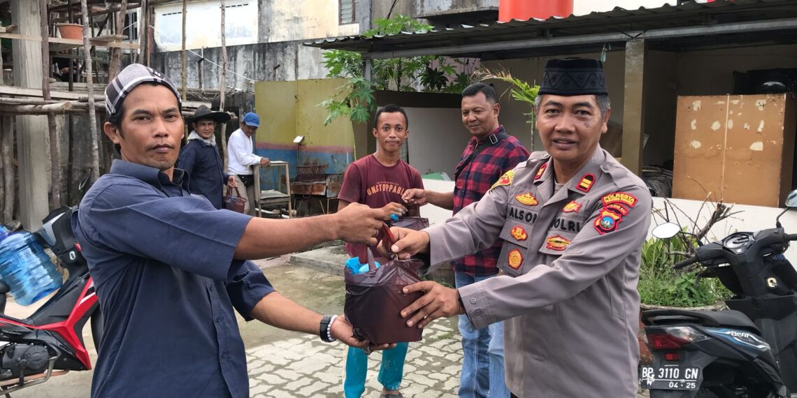 Polsek Tanjungpinang Kota Tebar Kebaikan, 150 Paket Takjil Dibagikan ke Warga