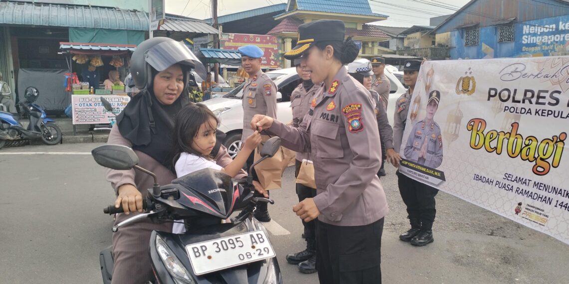 Polres Bintan Bagikan Takjil kepada Pengendara, Pererat Silaturahmi di Bulan Ramadhan