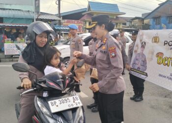 Polres Bintan Bagikan Takjil kepada Pengendara, Pererat Silaturahmi di Bulan Ramadhan