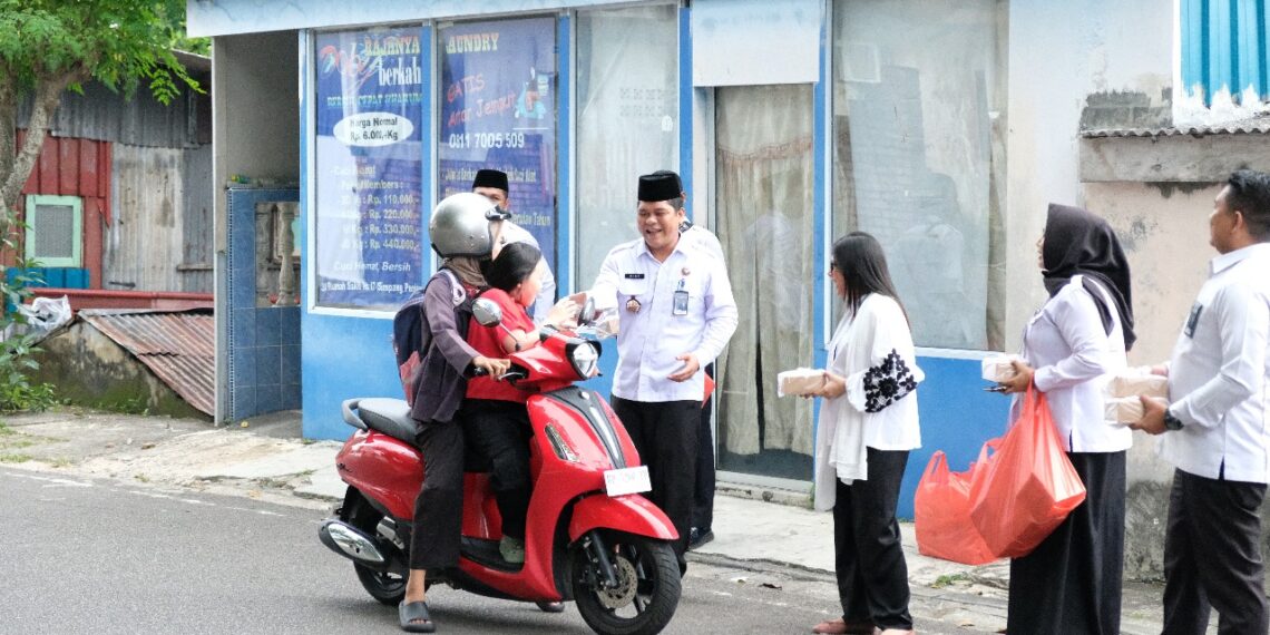 Bakti Sosial Rutan Tanjungpinang: Berbagi Takjil untuk Pengendara dan Warga Sekitar