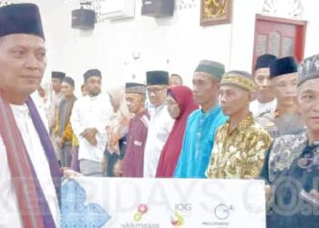 Wakil Bupati Anambas, Raja Bayu Serahkan Bantuan saat Safari Ramadhan di Palmatak