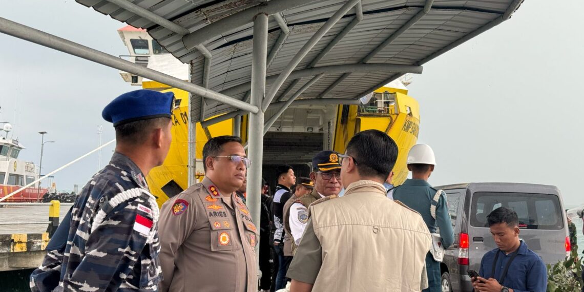 Kapolres Natuna AKBP Nopyan Aries Efendie, S.H., S.I.K., M.M., M.Tr.Opsla bersama Sekda Natuna Boy Wijanarko dan para instansi terkait saat melakukan peninjauan arus balik di pelabuhan perhubungan Penagi