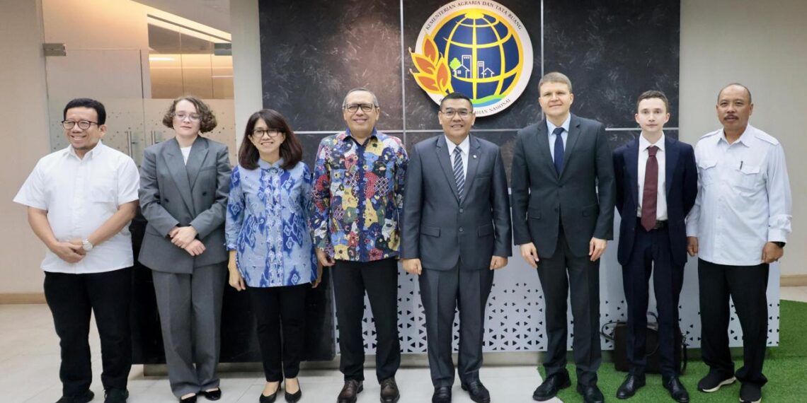 Wakil Menteri Agraria dan Tata Ruang/Wakil Kepala Badan Pertanahan Nasional (Wamen ATR/Waka BPN), Ossy Dermawan saat melakukan pertemuan dengan Kepala Bidang Kerjasama pada Direktorat Administratif, Kantor Kepresidenan Federasi Rusia, Oleg Tikk, beserta jajarannya