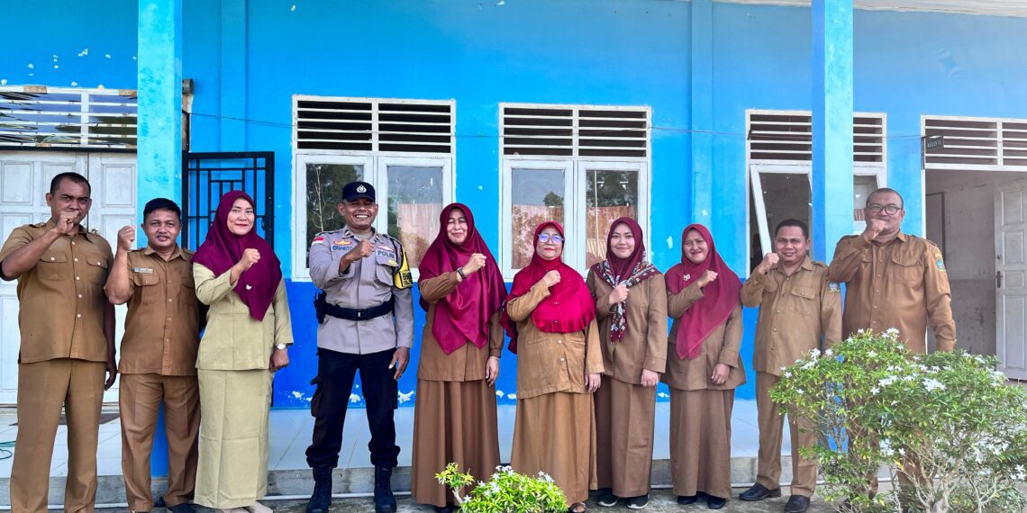 Bhabinkamtibmas Polsek Teluk Bintan Jadi Pembina Upacara di SDN 009 Teluk Bintan