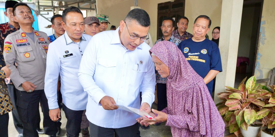 Serahkan Sertipikat Elektronik Door to Door di Semarang, Wamen Ossy Tekankan Soal Keamanan dan Kemudahan Akses